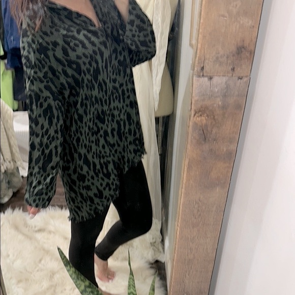Umgee Green and Black Animal Print tunic top size medium - Picture 1 of 5